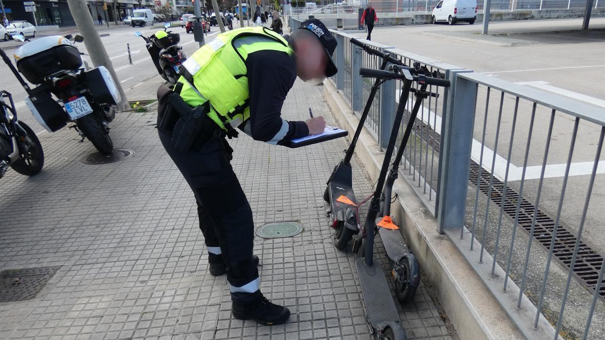 Un policía examina unos patinetes requisados durante un control en Palma.