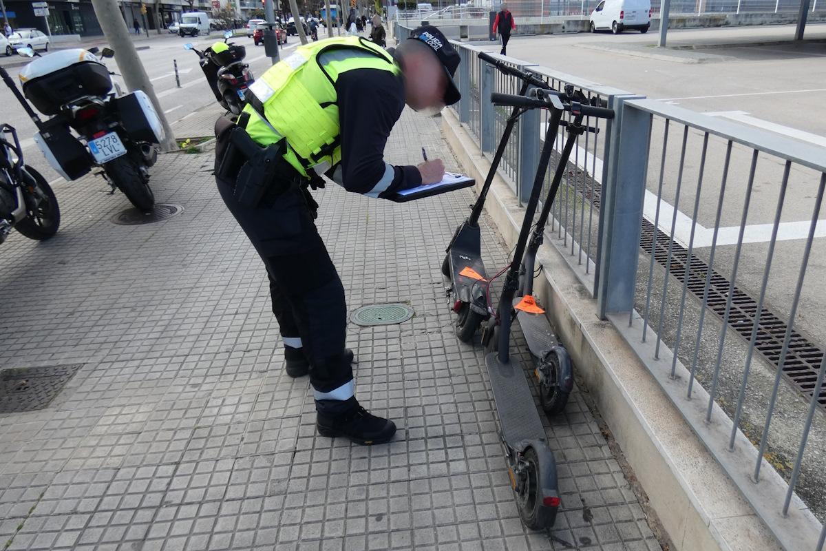 Un policía examina unos patinetes requisados durante un control en Palma.