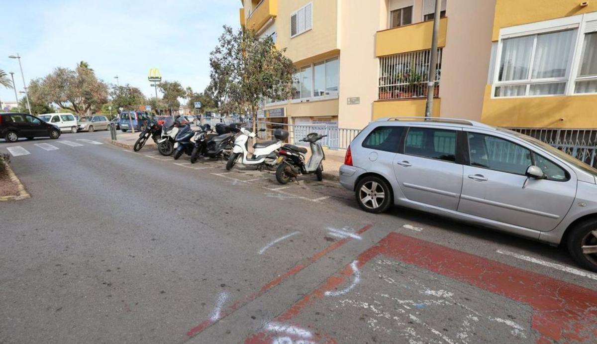 Las marcas policiales tras el atropello mortal en un cruce de la zona de es Viver. | VICENT MARÍ