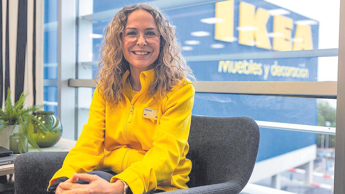 La nueva directora de la planta de Ikea, Desirée Sánchez, en el área de restauración de la tienda de Zaragoza.