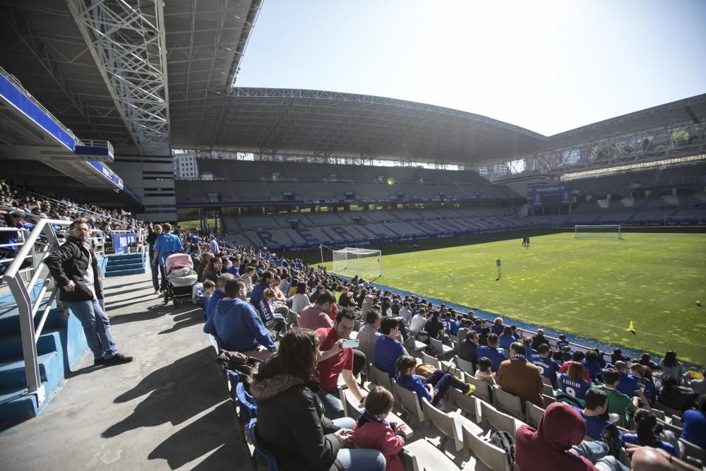 Los oviedistas apoyana a su equipo antes del derbi