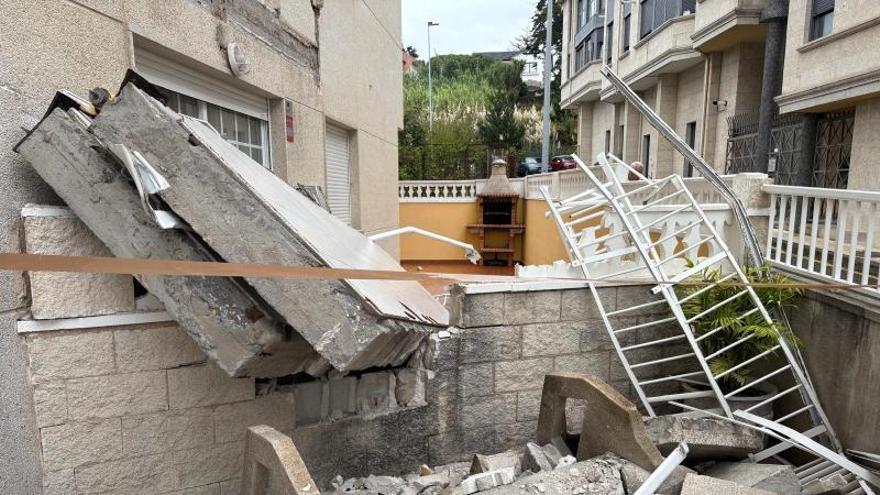Dos balcones se derrumban sobre un edificio en Praia América