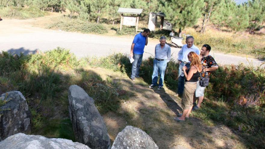 Miembros de Alén Nós ante la Mámoa do Rei, la más importante del yacimiento redondelano.  // Jesús de Arcos