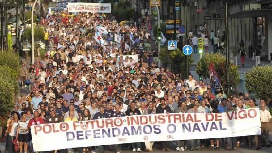 Miles de personas expresaron ayer en las calles de Vigo su rechazo a la sentencia de Bruselas sobre el antiguo &quot;tax lease&quot;.  // Ricardo Grobas