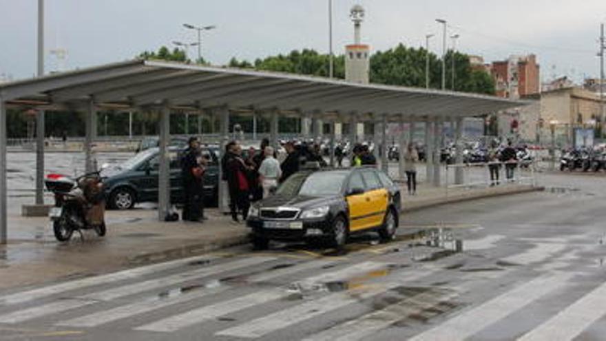 Persones esperant taxis a l&#039;estació de Sants.