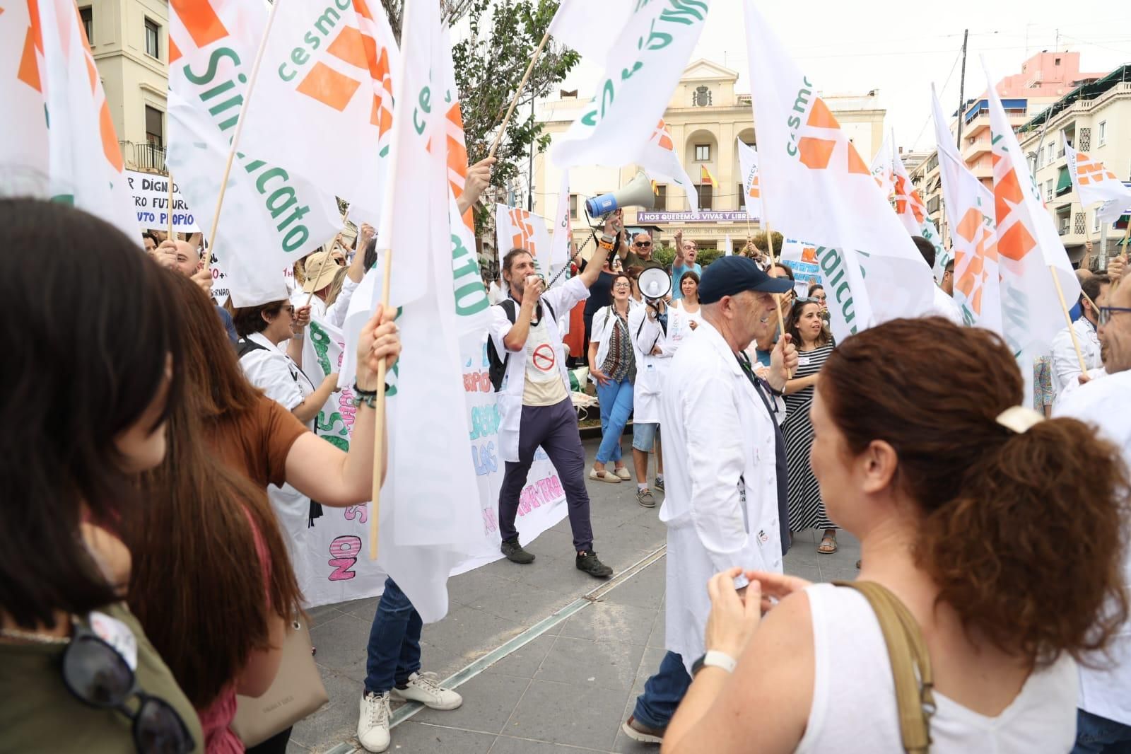 Unos 300 médicos participan en la concentración de la plaza de la Montañeta de Alicante