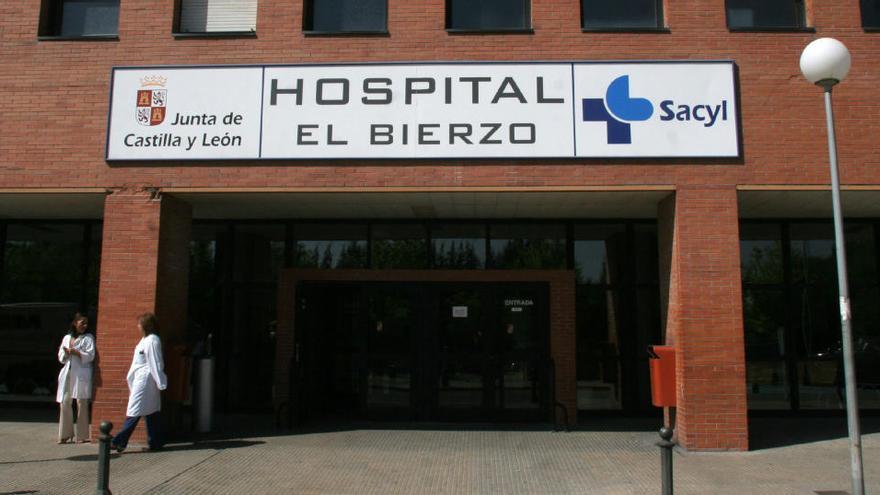 Vista de la entrada principal del Hospital del Bierzo.