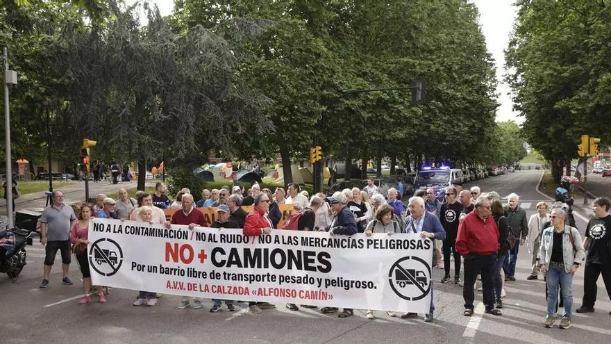 La Calzada acampa y protesta contra el tráfico pesado: "Hay que insistir"