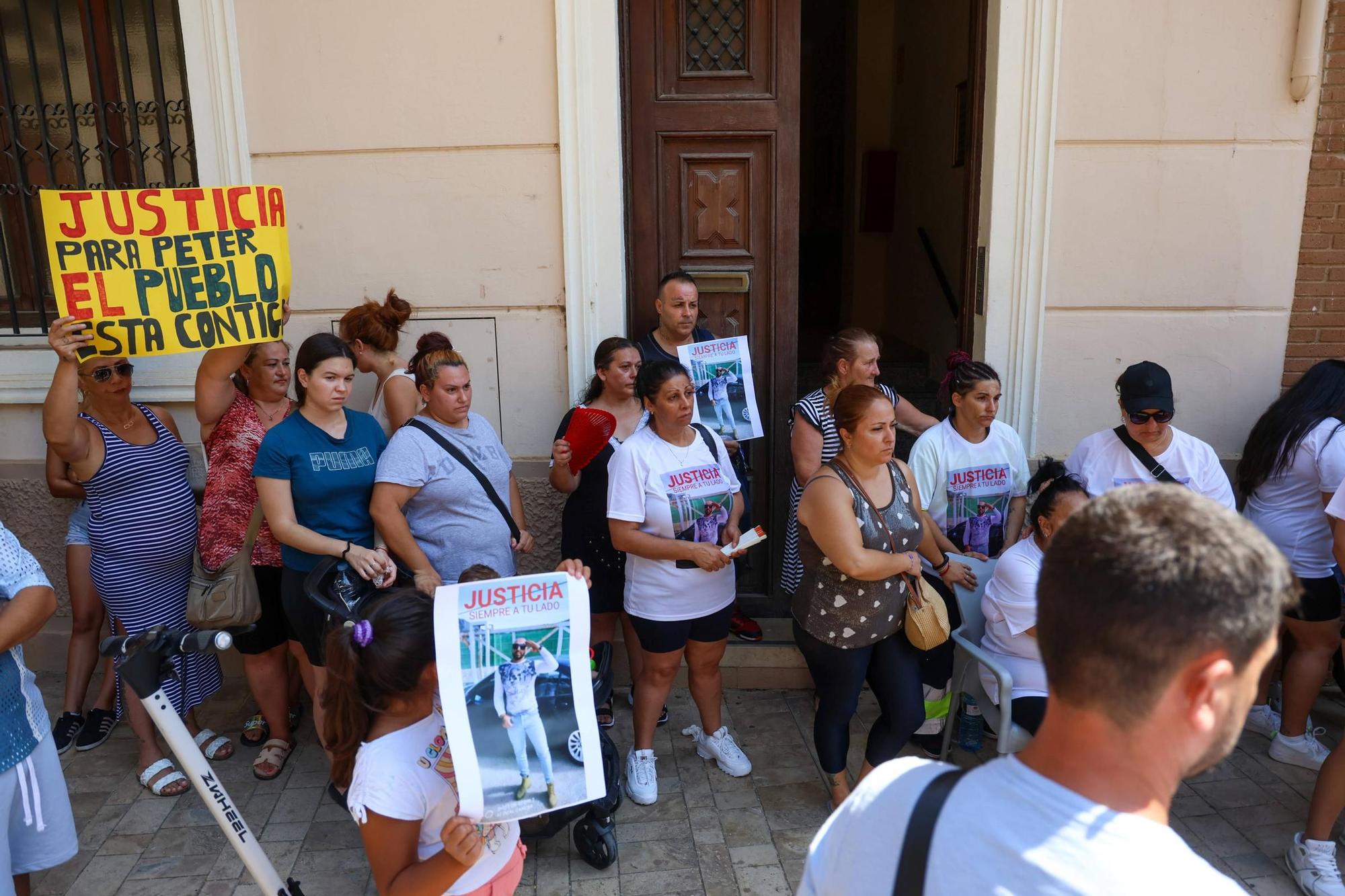 Familiares y amigos de Petar Krasimirov, asesinado a cuchilladas en Carcaixent, guardan un minuto de silencio