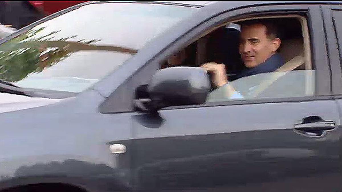 Els prínceps saluden des del cotxe mentre porten les seves filles a l’escola.