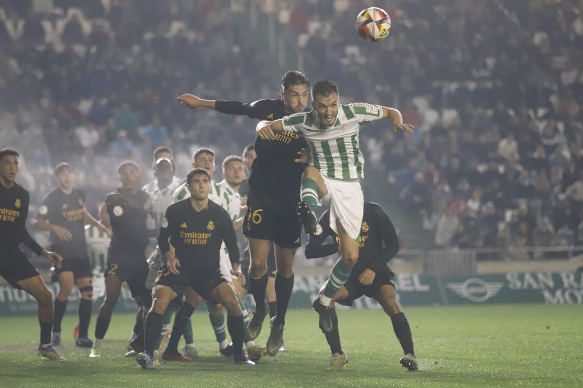 Adrián Lapeña pugna por un balón aéreo ante el Real Madrid Castilla.