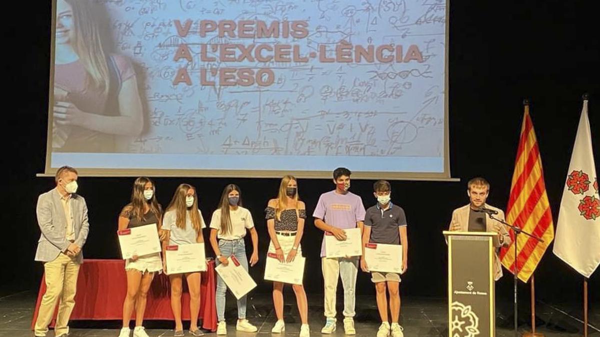 Els guardons premien i reconeixen els dos alumnes de cada institut de Roses que han destacat pels resultats acadèmics