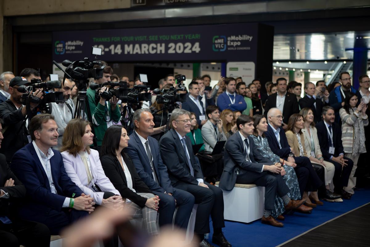 Ximo Puig sigue la presentación del nuevo eléctrico de Ford junto al presidente de la compañía en España, Jesús Alonso.