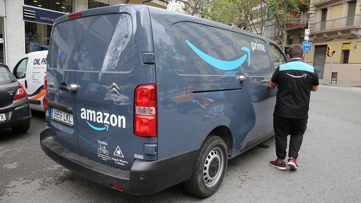 Ein Lieferwagen von Amazon.
