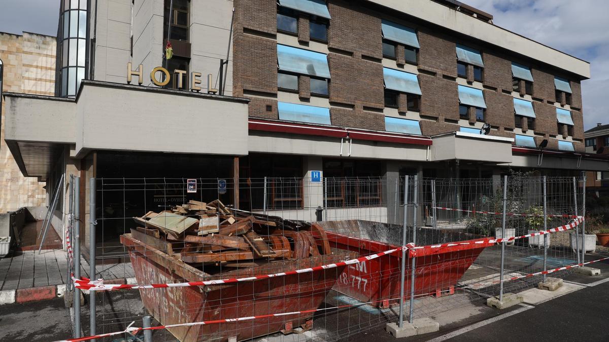 Contenedores en el exterior del hotel La Gruta.