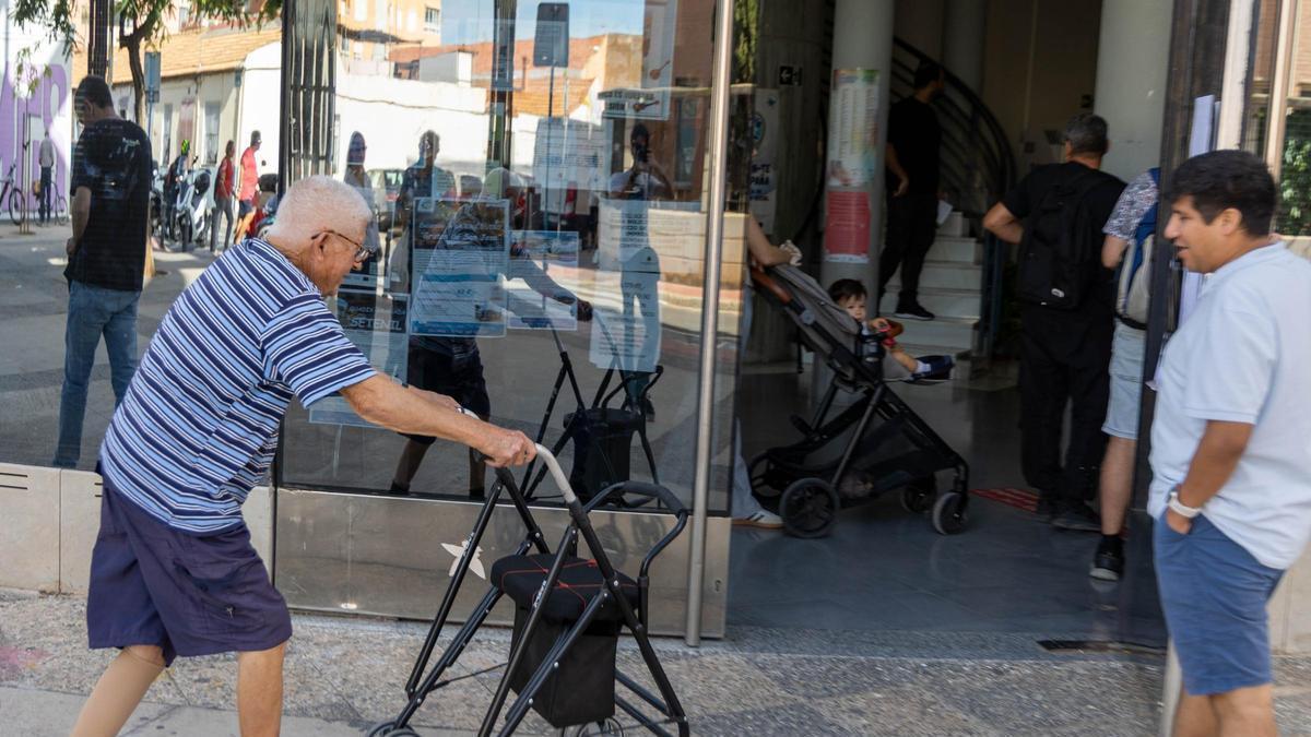 Personas accediendo Centro social Isla de Corfú, en Alicante.