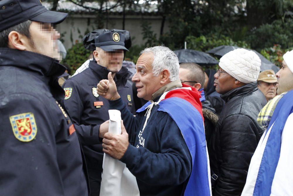 Seguidores de Castro y detractores se enfrentan delante de la embajada cubana en Madrid.