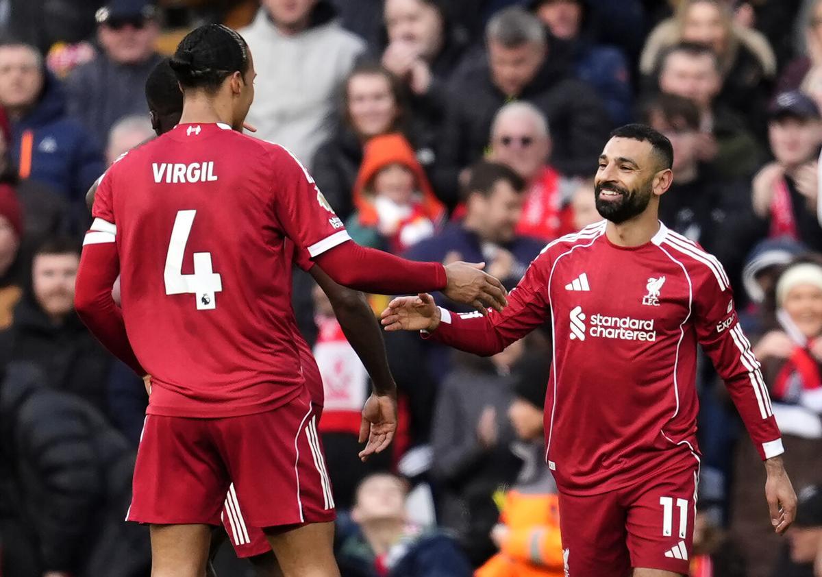Mohamed Salah celebra con Virgil Van Dijk su gol frente al Fulham.