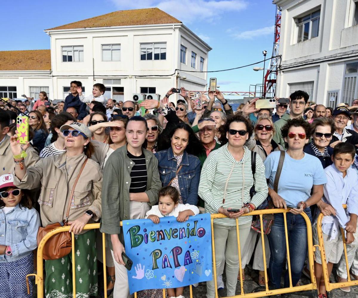 Familiares con pancartas
esperando al desembarco del 
Elcano.   | FDV