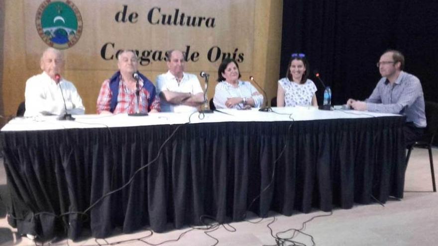 Por la izquierda, Alfredo García, Toño Sánchez, Julio Mollera, Marga Cimentada, Laura Otero y Antonio de Luis Solar, ayer, durante la charla sobre las fiestas de San Antoniu en la Casa de Cultura de Cangas de Onís.