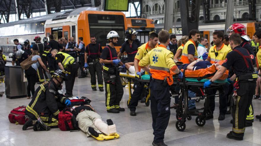 18 hospitalizados, cinco de ellos graves, al chocar un tren de Cercanías en Barcelona