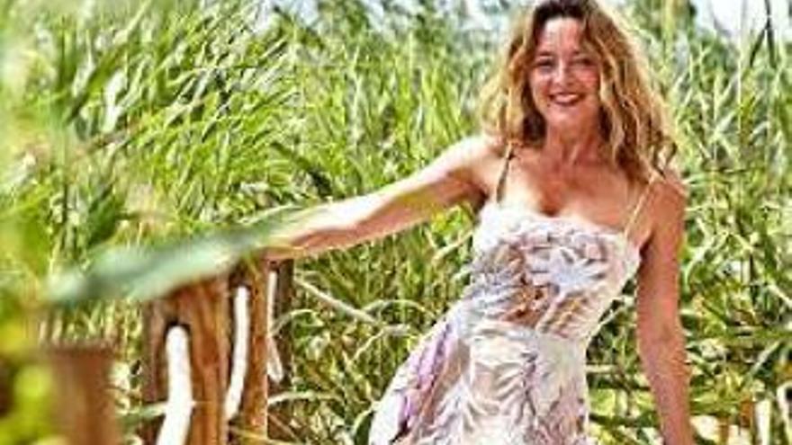 Alice Temperley posa en exclusiva en las terrazas de Nobu Ibiza Bay en Talamanca.