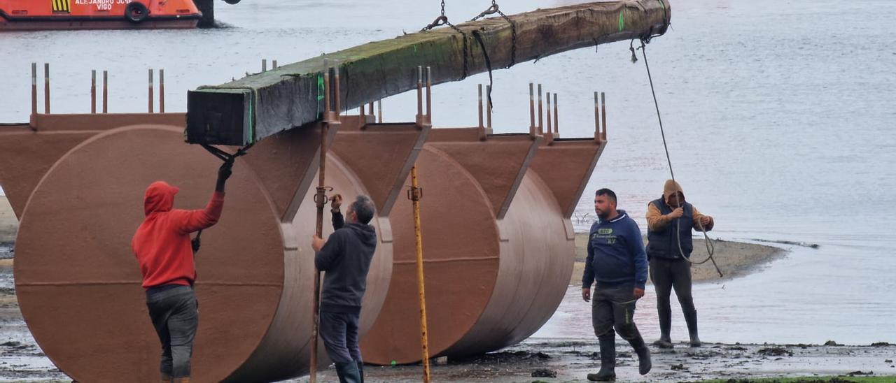 Montaje de una batea en O Cavadelo (Vilagarcía), ayer. |   //  M. MÉNDEZ