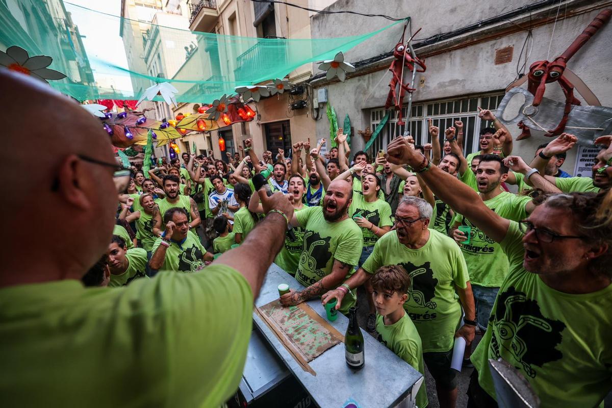 Vecinos de la calle Progrés celebran el primer premio del concurso de decorados de las fiestas de Gràcia 2023