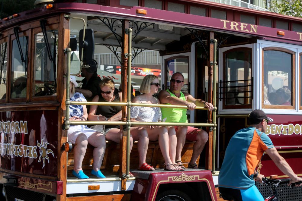 Los turistas aprovechan el buen tiempo del primer día de la Semana Santa