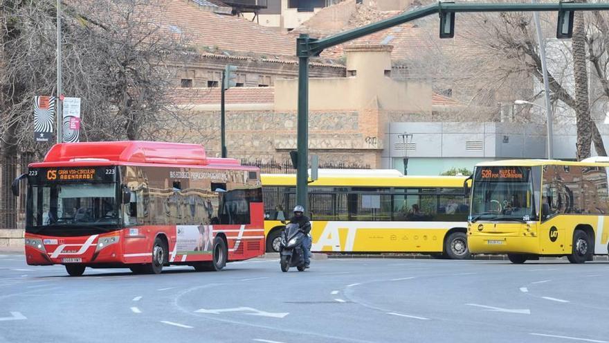 El alcalde Ballesta conoce los nuevos modelos de bicicletas.