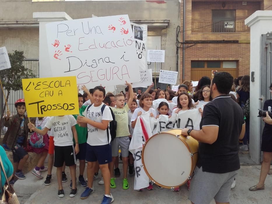 Protesta por el mal estado del colegio de la Font d'en Carròs