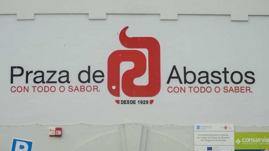 La plaza de abastos y el mercadillo en la jornada de ayer. // Iñaki Abella