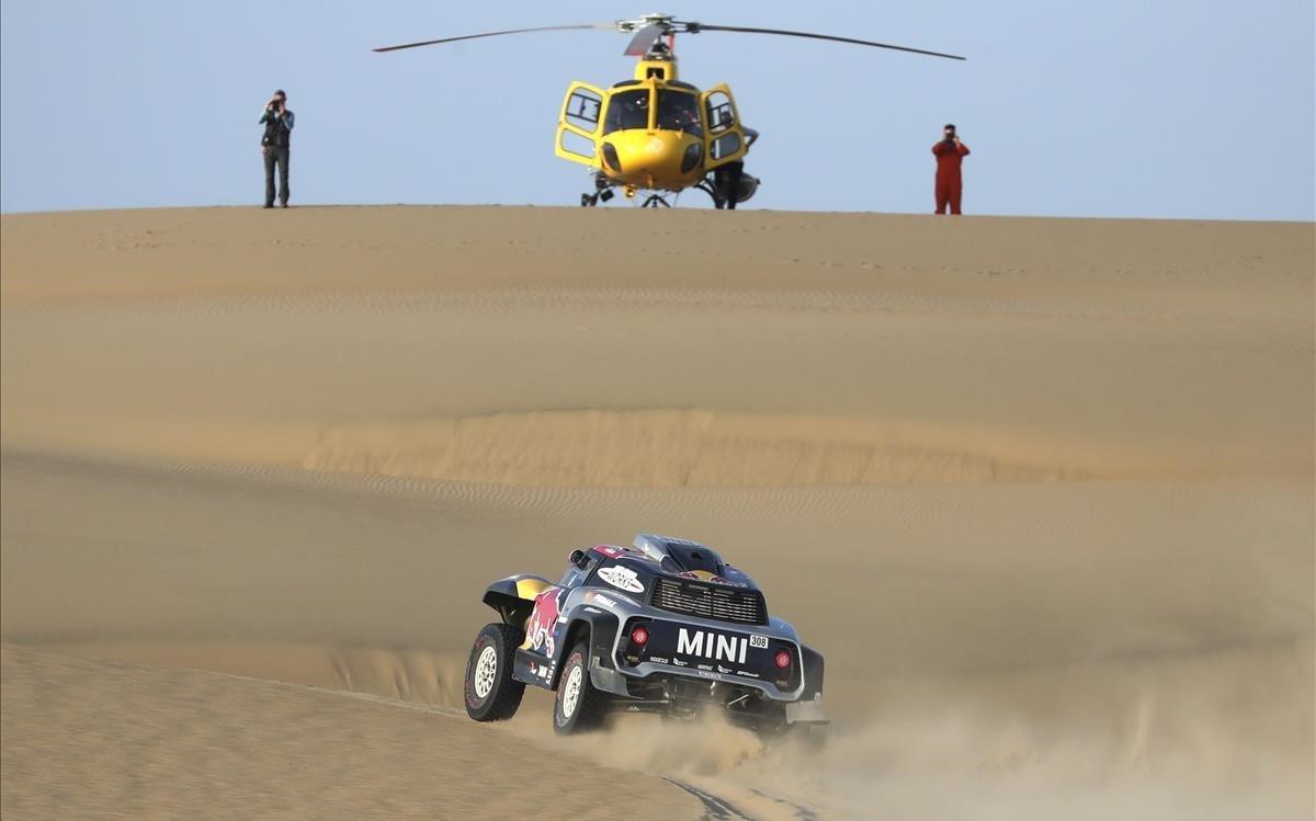 El coche de Cyril Despres y Jean-Paul Cottret, en la segunta etapa del Dakar