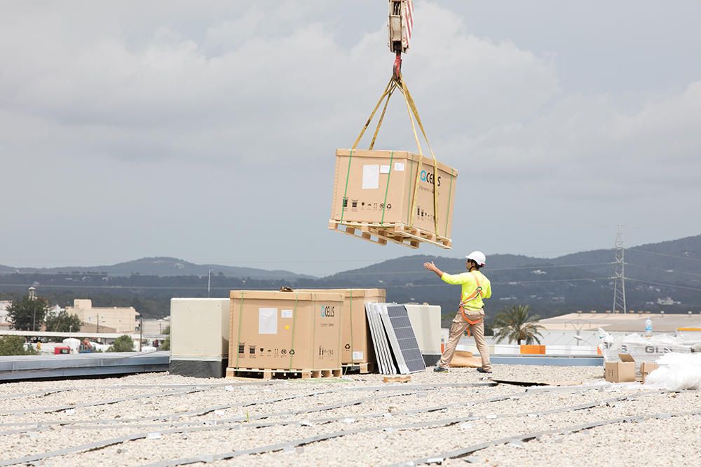 Instalación de placas solares en el hospital de Ibiza