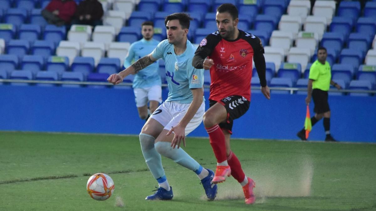 Jugadores del Ciudad de Lucena y del Salerm Puente Genil disputan un balón, este domingo, en el derbi.