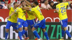 Resumen, goles y highlights del Sevilla 0 - 1 Cádiz de la jornada 36 de LaLiga EA Sports