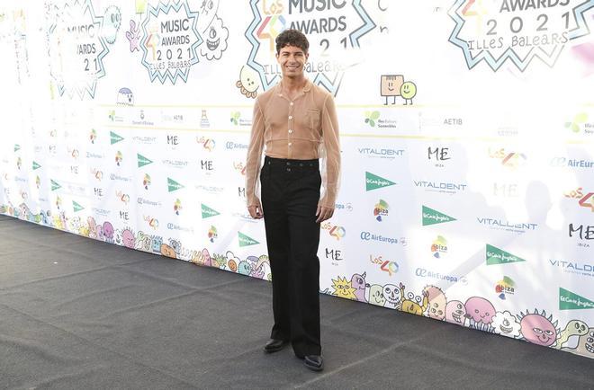 Alfred Garcia con camisa transparente de Palomo Spain en la cena de nominados de los 40 music awards