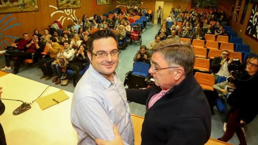 Antonio Vicente Fuster recibe la felicitación de su antecesor, Manuel Agüera, tras ser elegido.