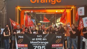 Trabajadores se concentran contra el ERE de MasOrange que afecta a 795 personas y reclaman mejores condiciones