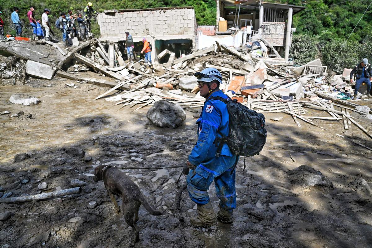 Equipos de rescate trabajan buscan desaparecidos tras una avalancha en Quetame, Colombia