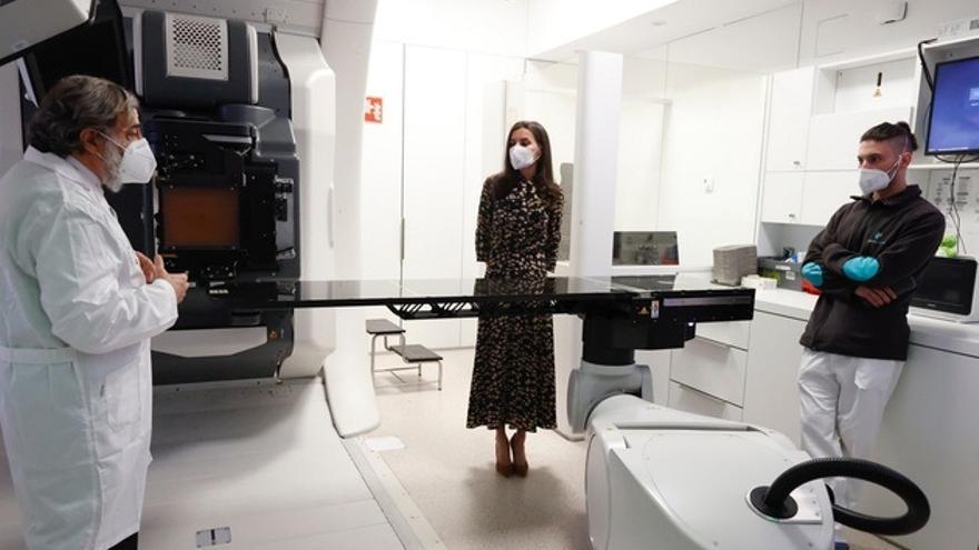 La Reina Letizia durante su visita al Centro de Protonterapia QuirónSalud.