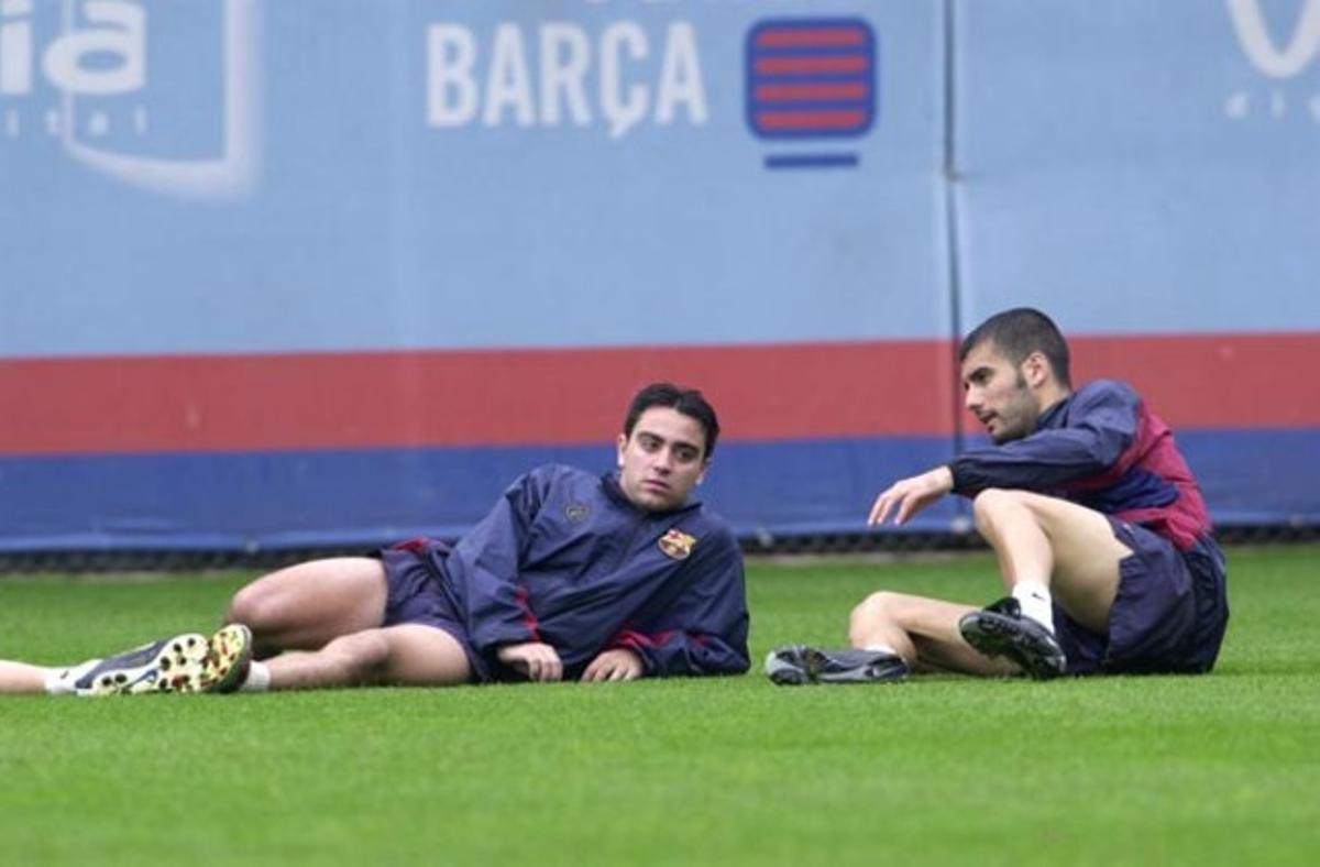 Xavi conversa amb Pep Guardiola en un entrenament del Barça, el 2001.