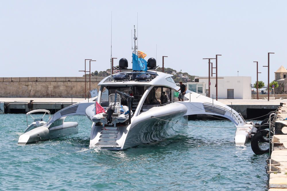 El trimarán Adastra atraca en el puerto de Ibiza.