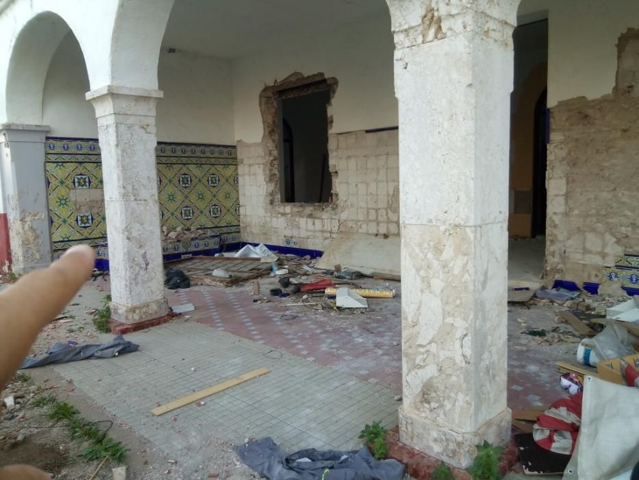 Entrada principal al cortijo de Sánchez Blanca, con columnas de mármol y al fondo, la evidencia de que rejas, ventanas y azulejos sevillanos han sido arrancados.