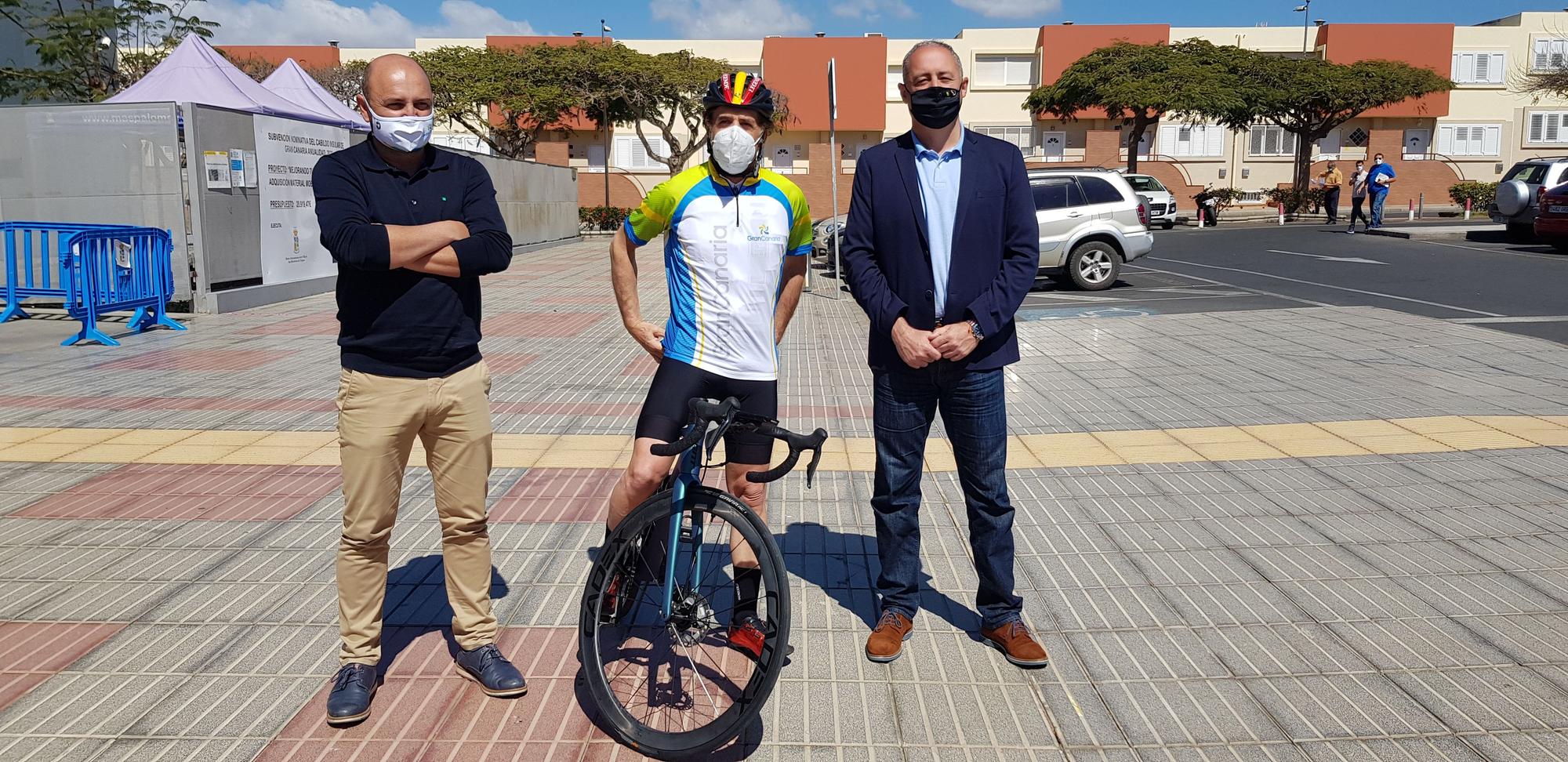 Perico Delgado pedalea con los ciclistas locales de Gran Canaria