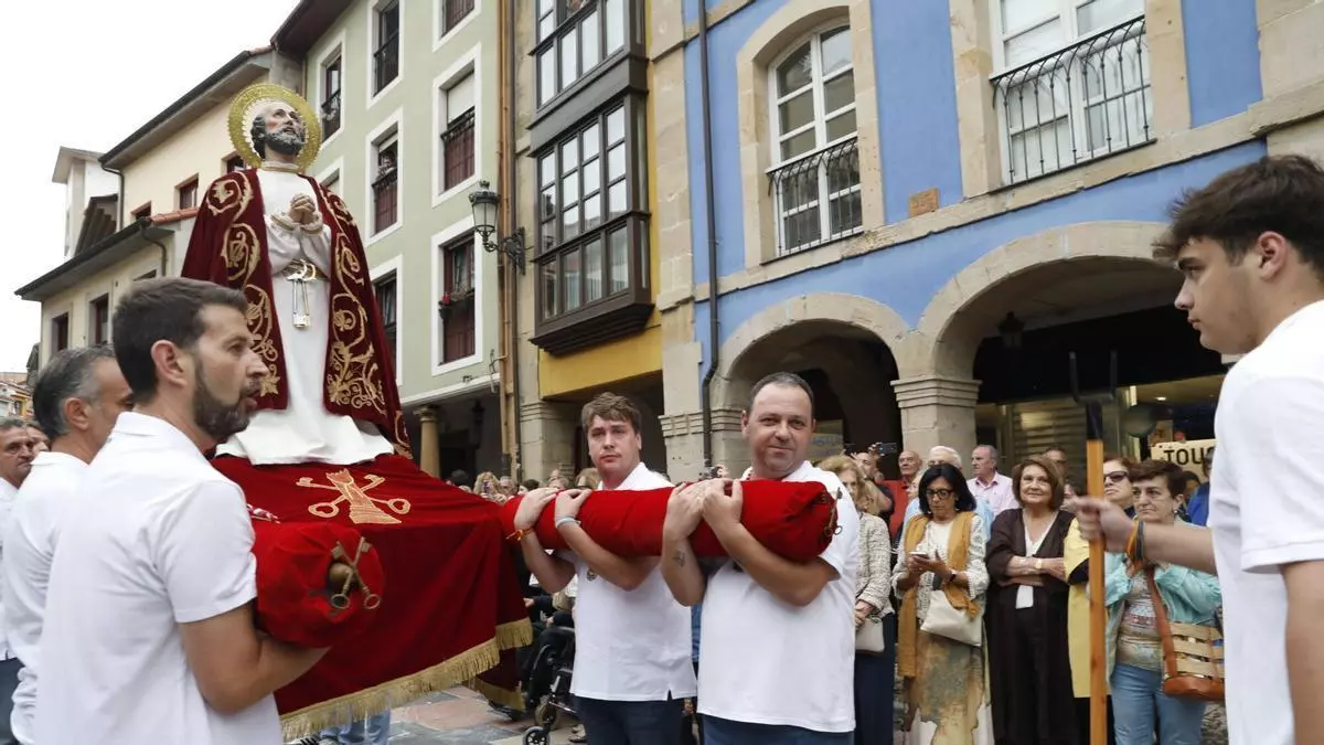 San Pedro recorre Rivero entre una marea de jóvenes cofrades