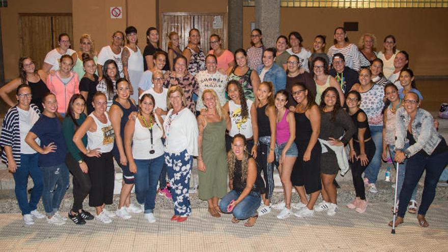 Inmaculada Medina, durante una visita a la murga Las Crazy Trotas.