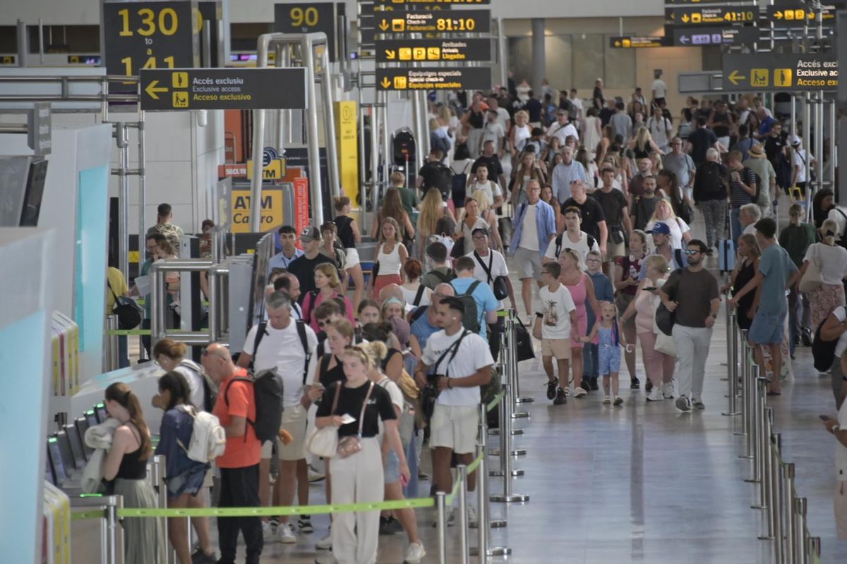 El aeropuerto de Alicante-Elche presentaba este aspecto esta misma tarde de viernes