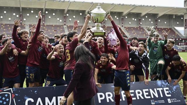 Los jugadores del Pontevedra B reciben el trofeo que los acredita como campeones de Liga. | RAFA VÁZQUEZ