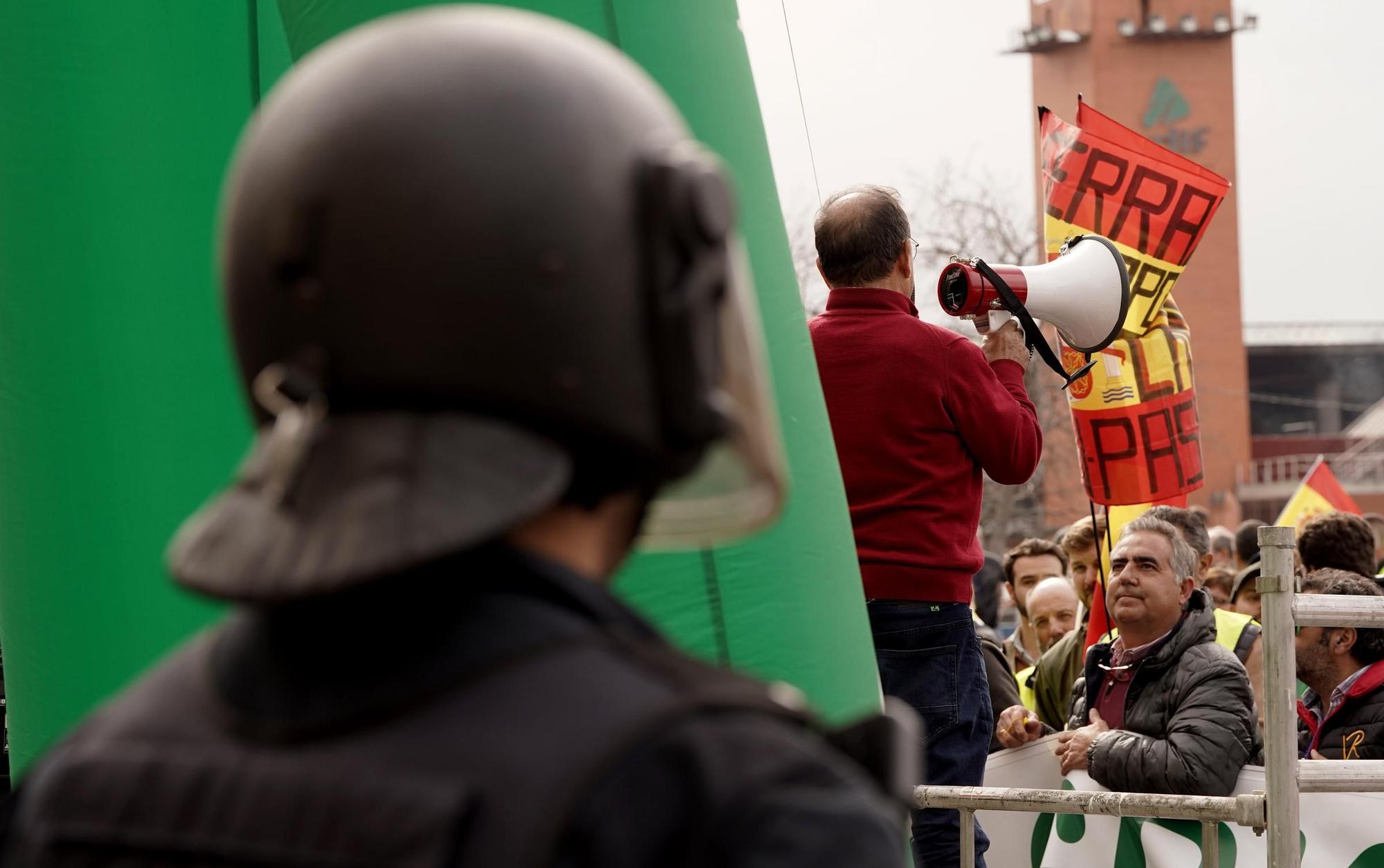 Agricultores protestan frente a la sede del Ministerio, en imágenes